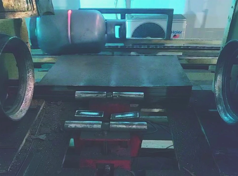 এলপিজি সিলিন্ডার প্রোডাকশন লাইনের জন্য সিলিন্ডার সেমি অটোমেটিক সার্কুলার সিম ওয়েল্ডিং লাইন